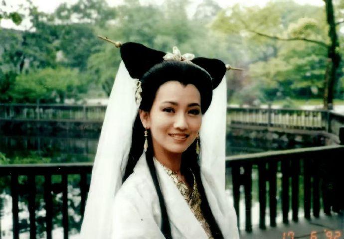 新白娘子这个发型被借鉴的次数还真不少赵雅芝这个发型出自台湾知名造型师吴宝玲，但
