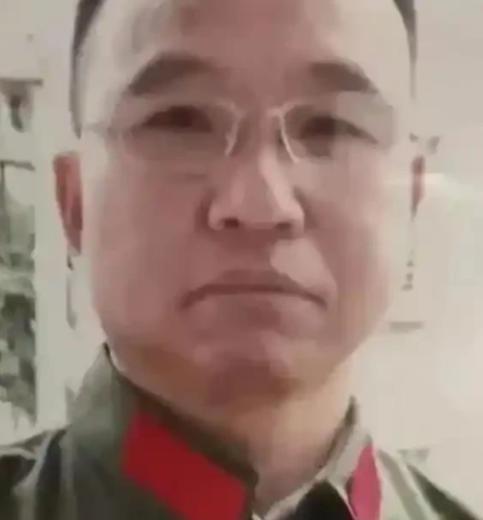 1984年，战士李陶雄中弹牺牲，送葬途中遗体竟两次从车上跌落，护士郑英察觉异样，
