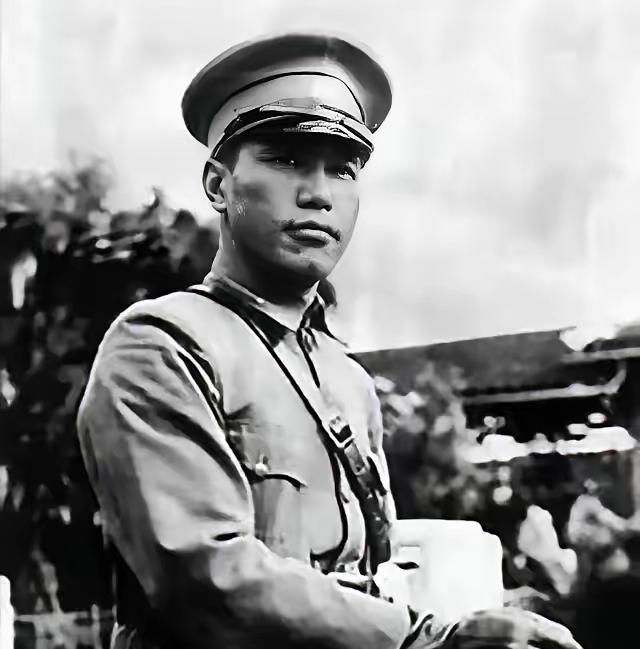 1947年，南京的秋夜寒意刺骨。蒋经国带着侍卫闯入郭汝瑰宅邸时，正撞见他独自坐在