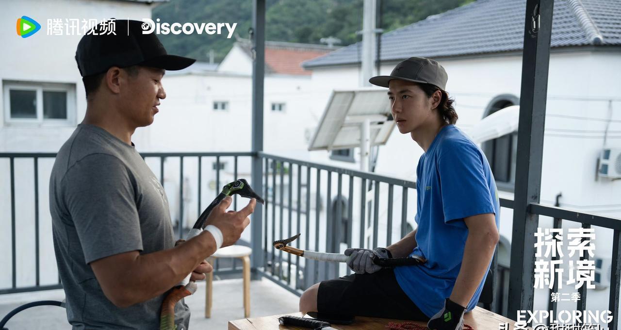 王一博一脸严肃地和周老师谈话，镜头一转，他竟然坐在了桌子上！屁股底下全是工具，