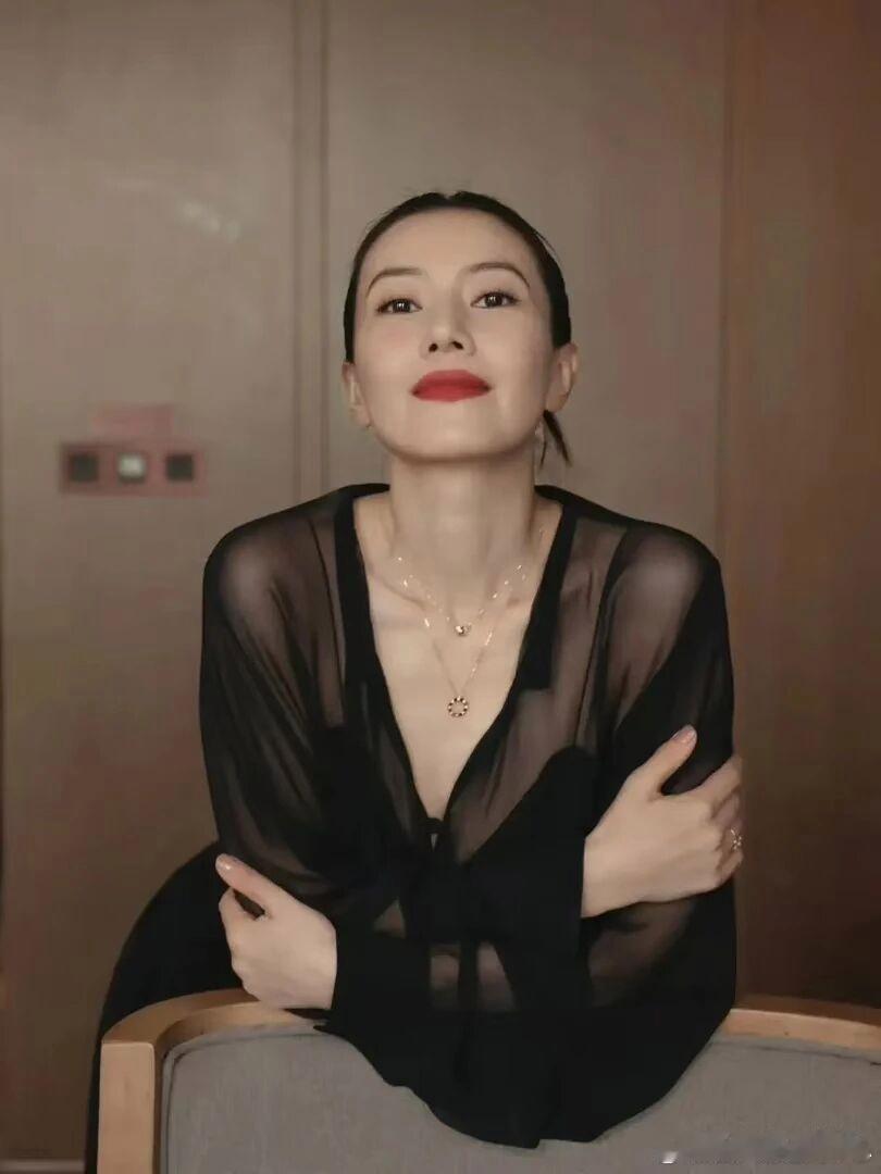 45岁高圆圆透视装写真，真是太性感了！