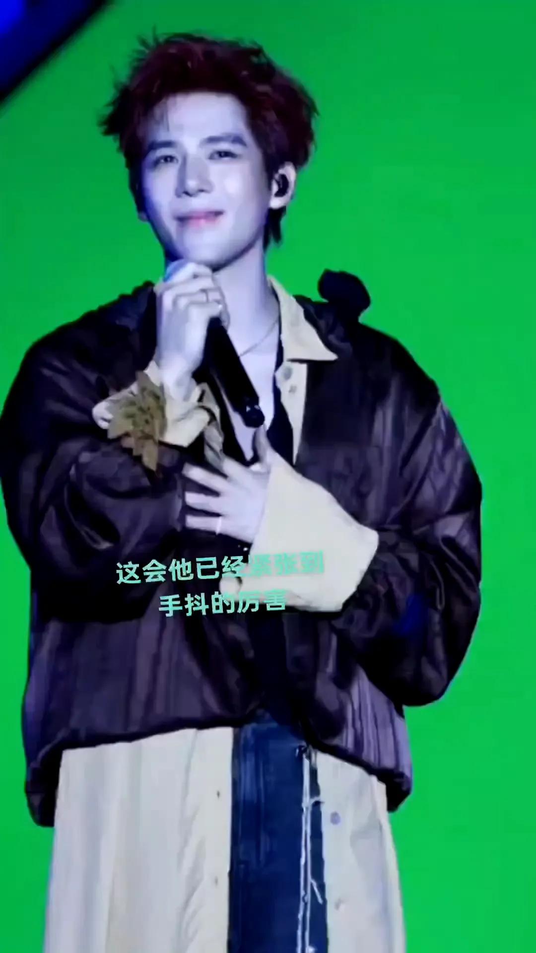 第一次站上国内音乐节的王安宇，可太真实了。他先笑着翻出高中唱歌视频，那手抖