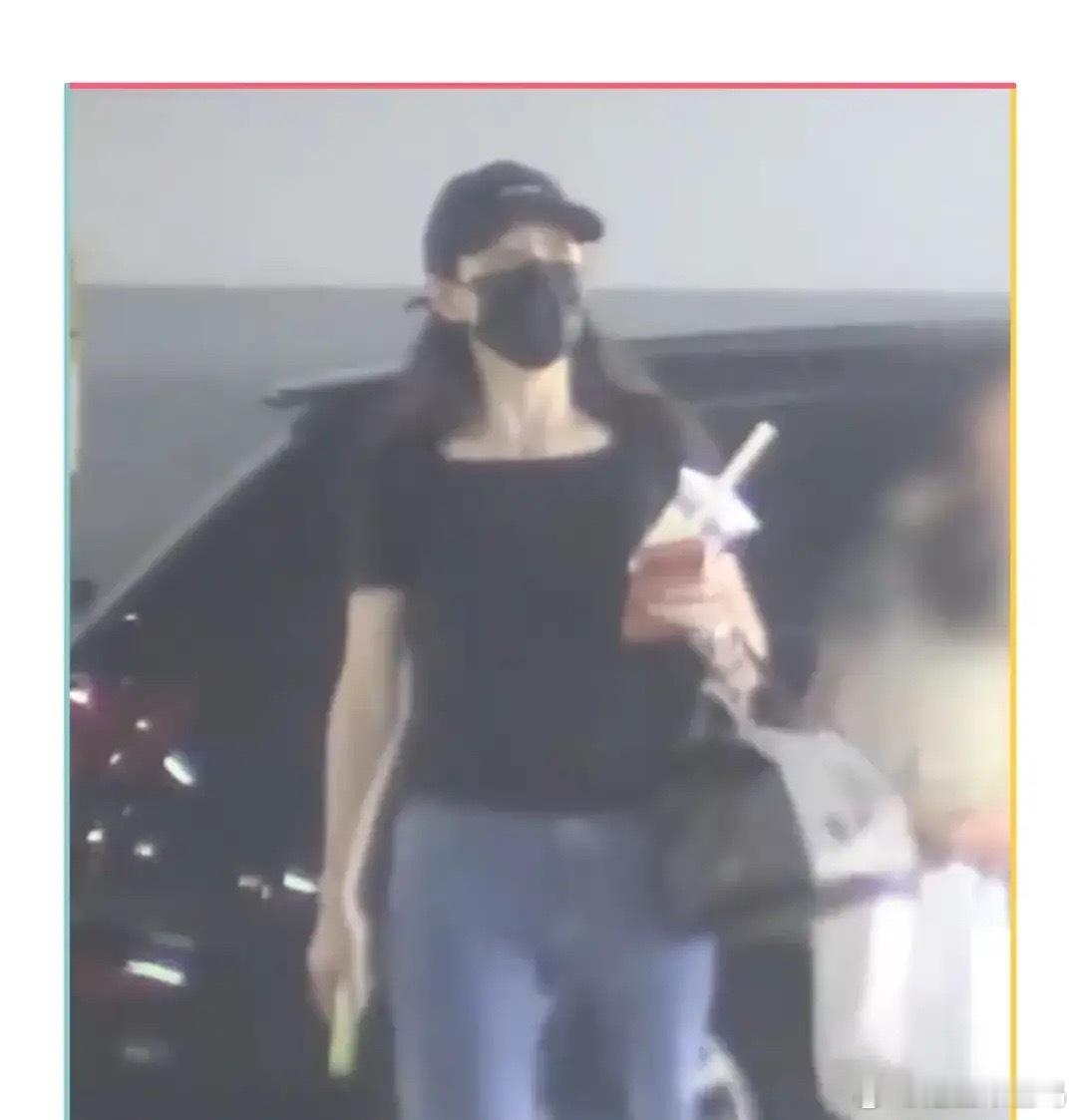 王鸥带女儿逛商场，牛仔裤配体恤，松弛感十足，两岁女儿乖巧可爱！