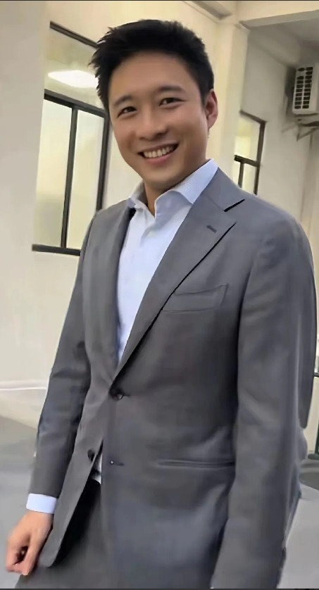霍家三兄弟颜值最高的，还要数老二霍启山，当初章子怡放弃他真可惜！霍启山成为“老大