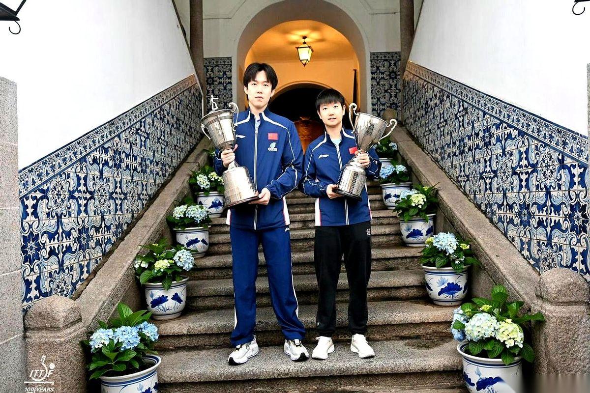 孙颖莎和王楚钦那组城市宣传照，出来了。镜头前两个人站得笔直，表情很松弛。但所有