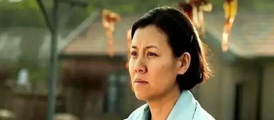 丁老头咽气前才说亏欠江德华最多。她只是轻抚女儿小样的头，说“她姓丁”。你猜怎