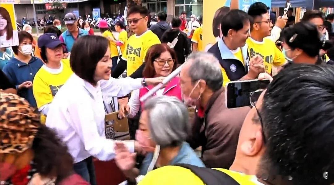 柯志恩想学韩国瑜，另辟蹊径赢得高雄市长选举。柯志恩宣传穿衣服不带蓝色，她的团