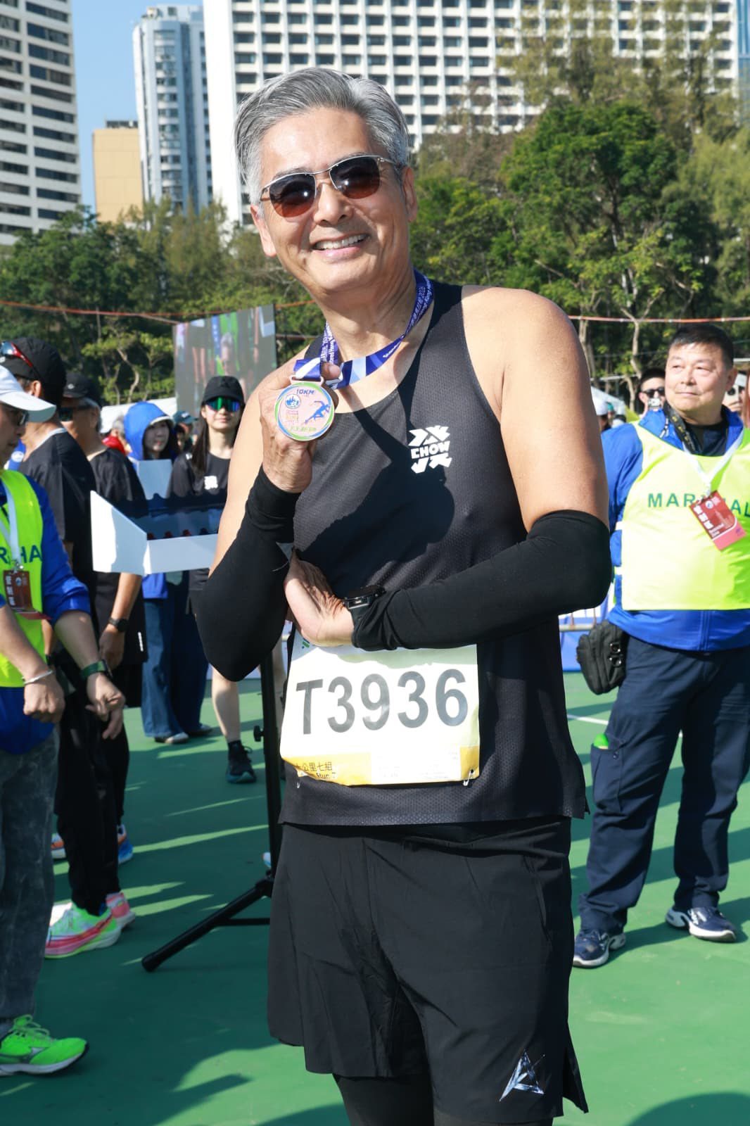 起猛了，70岁的周润发、79岁刘江、76岁鲍起静、74岁郑则仕，竟然一起跑马拉松