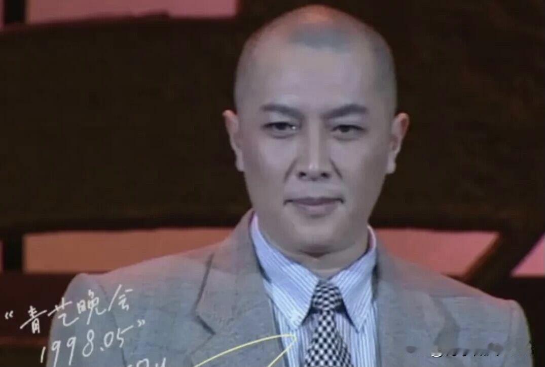 这是80年代的气质男神，颜值比柳云龙高，气质比尊龙好，是妥妥的美男子。那个年代他