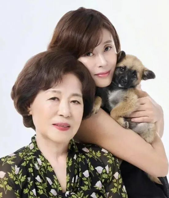 韩国知名女星与90岁母亲校服画报背后的温馨故事