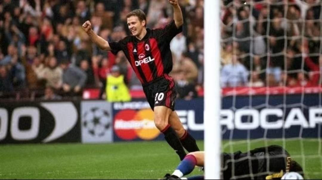 比埃霍夫在米兰前锋里面能进前二十吗？够呛。因扎吉、舍甫琴科、范巴斯滕、诺达尔、