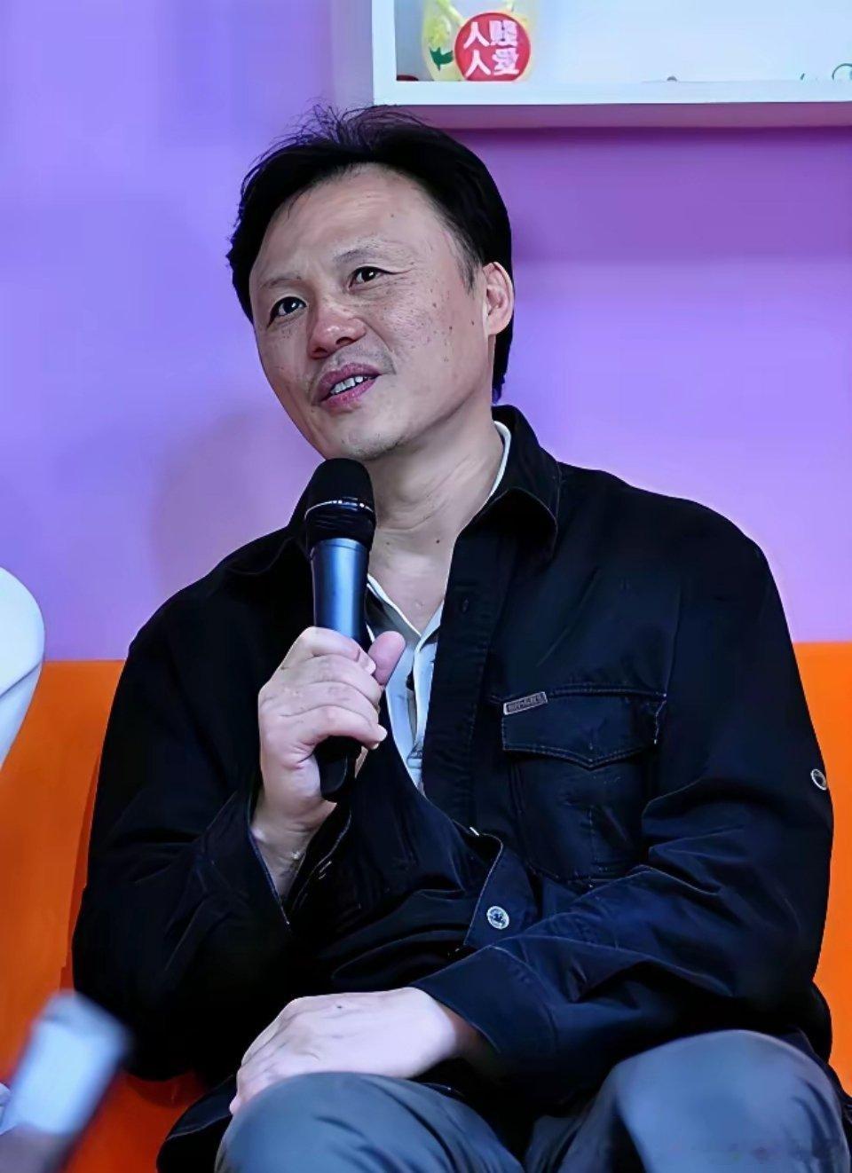 这是迟蓬的丈夫智磊。他虽然长得相貌无奇，轻眉小眼，脸颊削瘦，然而他那坚定的眼神，