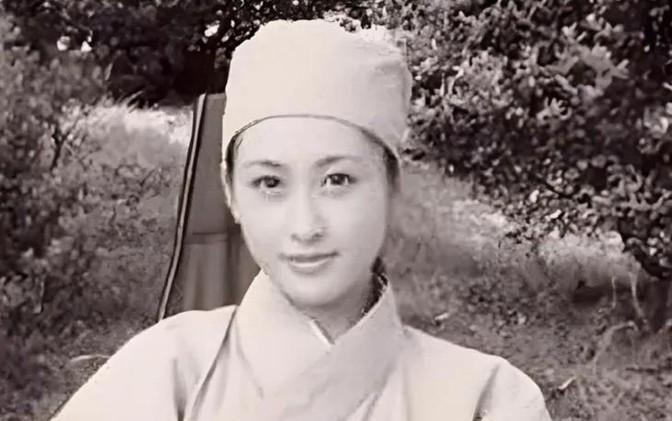 1950年，一次剿匪战斗中，一战士死死地盯住了女尼姑丰满的胸脯，排长不禁气得青筋