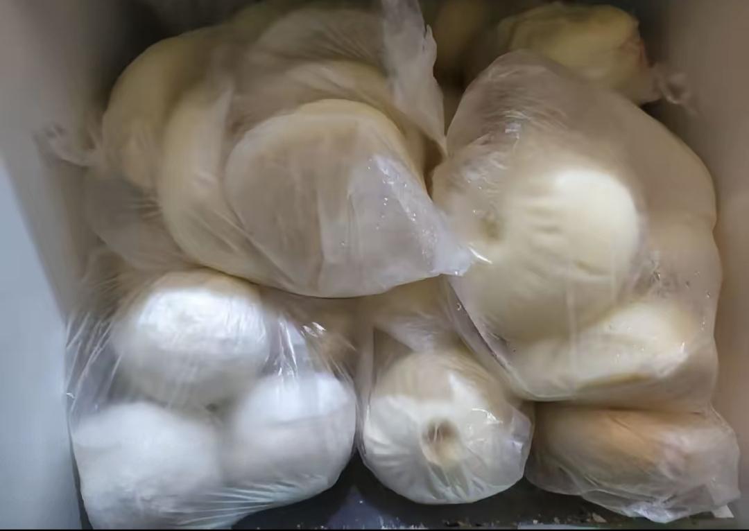 以前蒸多了吃不完，剩的包子放冰箱，第二天热了吃又干又硬，全是皮。孩子早上催得急，