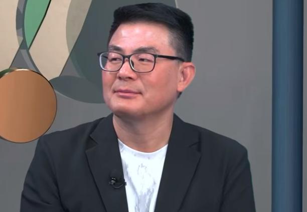 近日，民进党发言人吴峥与名嘴黄扬明为相关议题唇枪舌战时直呼“又不是我逼你吃，你跟