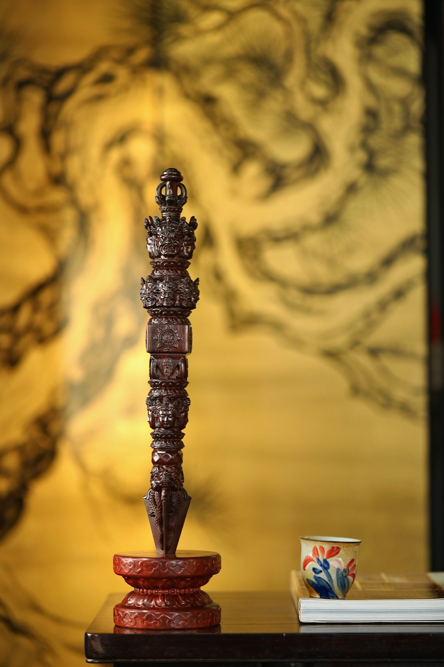 小叶紫檀|金刚杵高密老料精雕，整器层叠繁复：顶冠法铃庄严，中段雕护法明王、菩