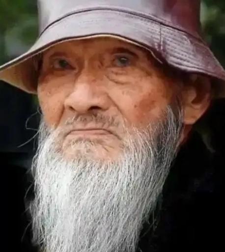 1995年，“中国长寿之王”龚来发去世，终身未娶活到133岁，匪夷所思的是，他有