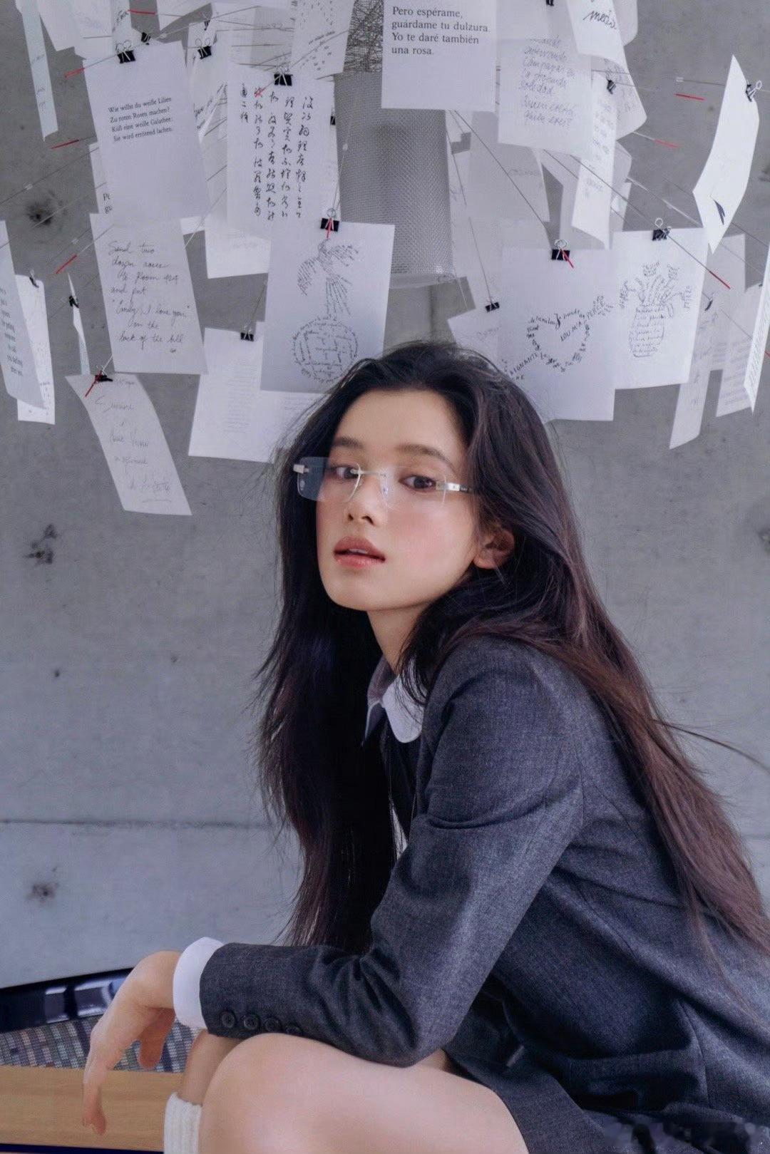第一个让张婧仪戴眼镜的人是天才美女太适合眼镜造型了，极致变差，性感拉满。​​​