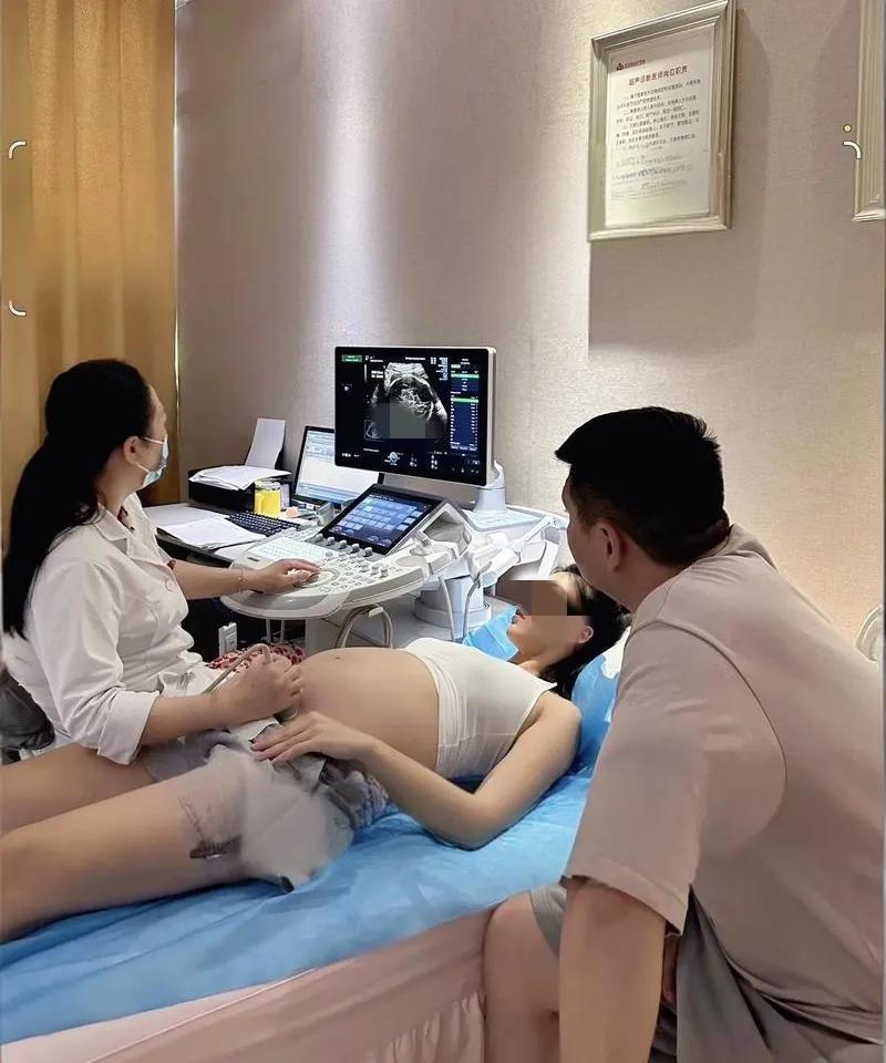 湖北，女子怀孕8多个月去医院做产检，想套医生的话：“大夫，我家宝宝踢我肚子可