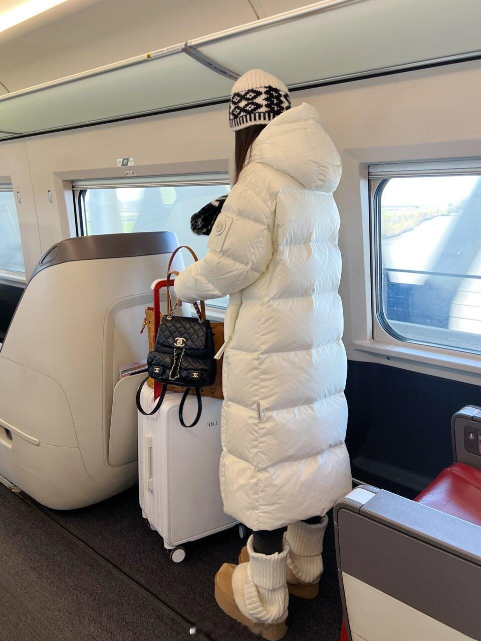 瞬间发现！白色羽绒服的杀伤力！瞬间发现！被富养真一眼就能看出来……商务座看到的，