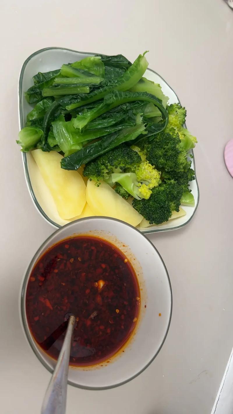 浙江杭州，一40岁女子，为了减肥一日三餐全是水煮菜，不吃一滴油、不碰一口肉。三个