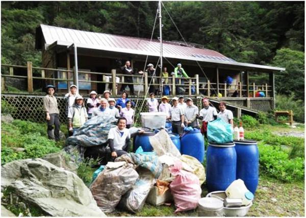 台湾当地人都想不通一个离谱现象：大陆游客基本不来了，各地景区的垃圾，反而越堆越多