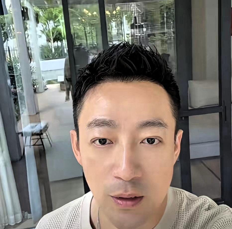 五月三号那天,小飞带了王宝,小梅也带着,这是孩子第一次出门,很多人都等着