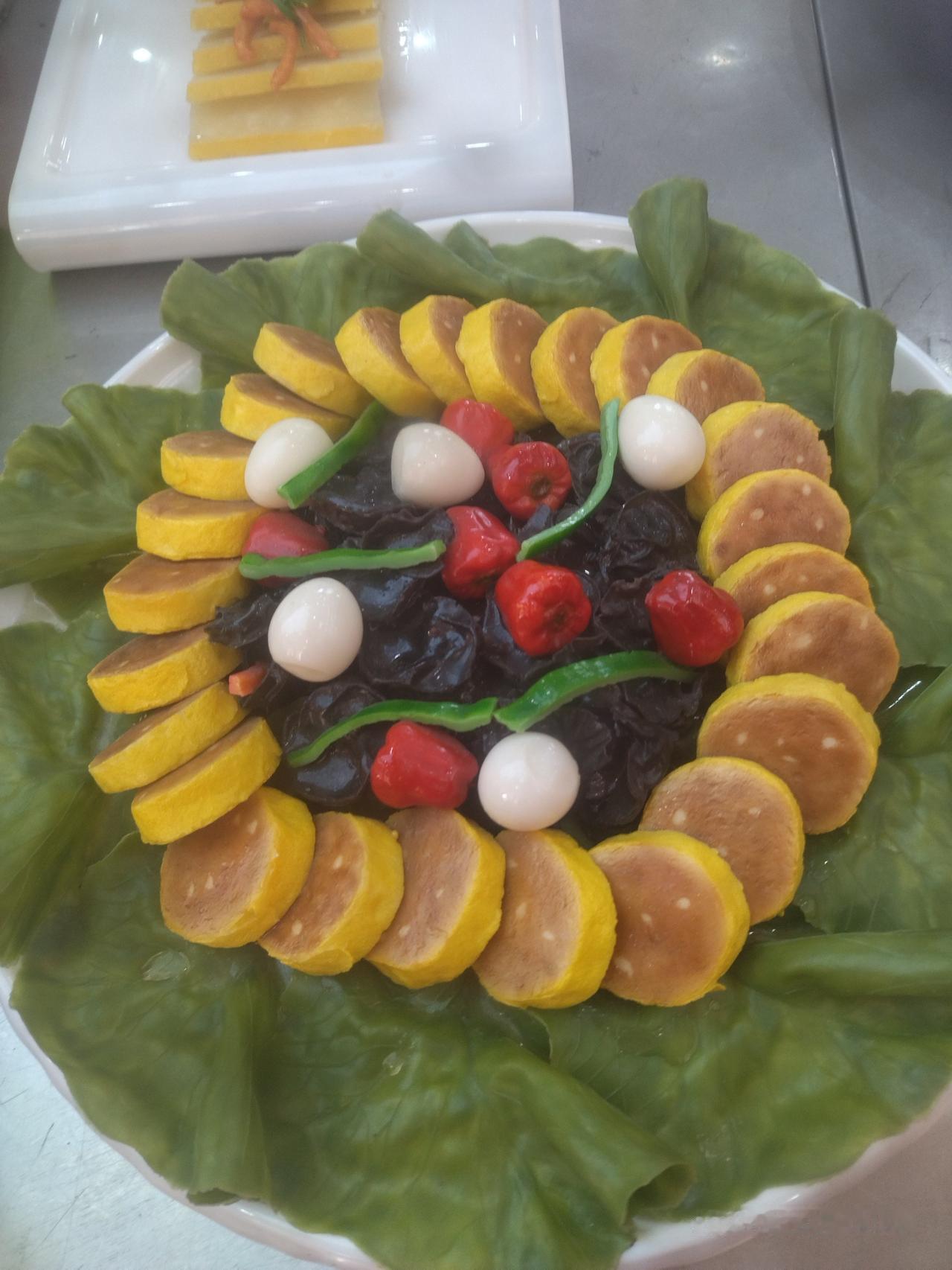 南方冬至如过年，家家户户吃汤圆，中原冬至才得闲，农民丰收又一年。北方冬至