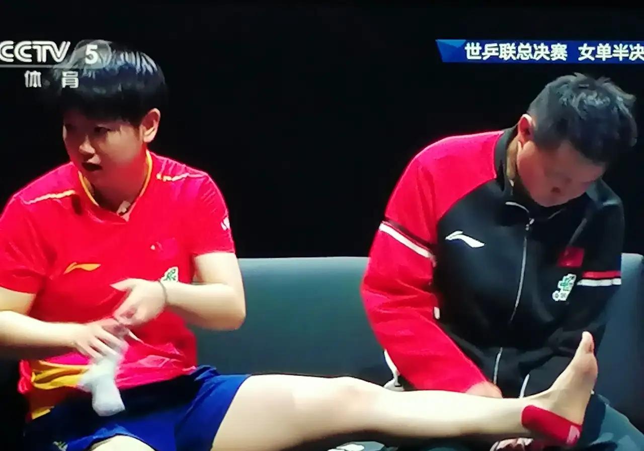 孙颖莎拼到退赛！脚踝打上肌贴还硬扛一局，球迷看得心疼。一晚三赛的铁人也没扛住，赢