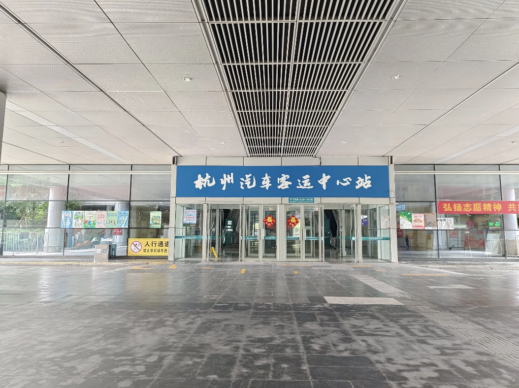 浙江曾经最大的汽车客运站，如今已是这样的光景，这是位于杭州九堡的客运中心站。