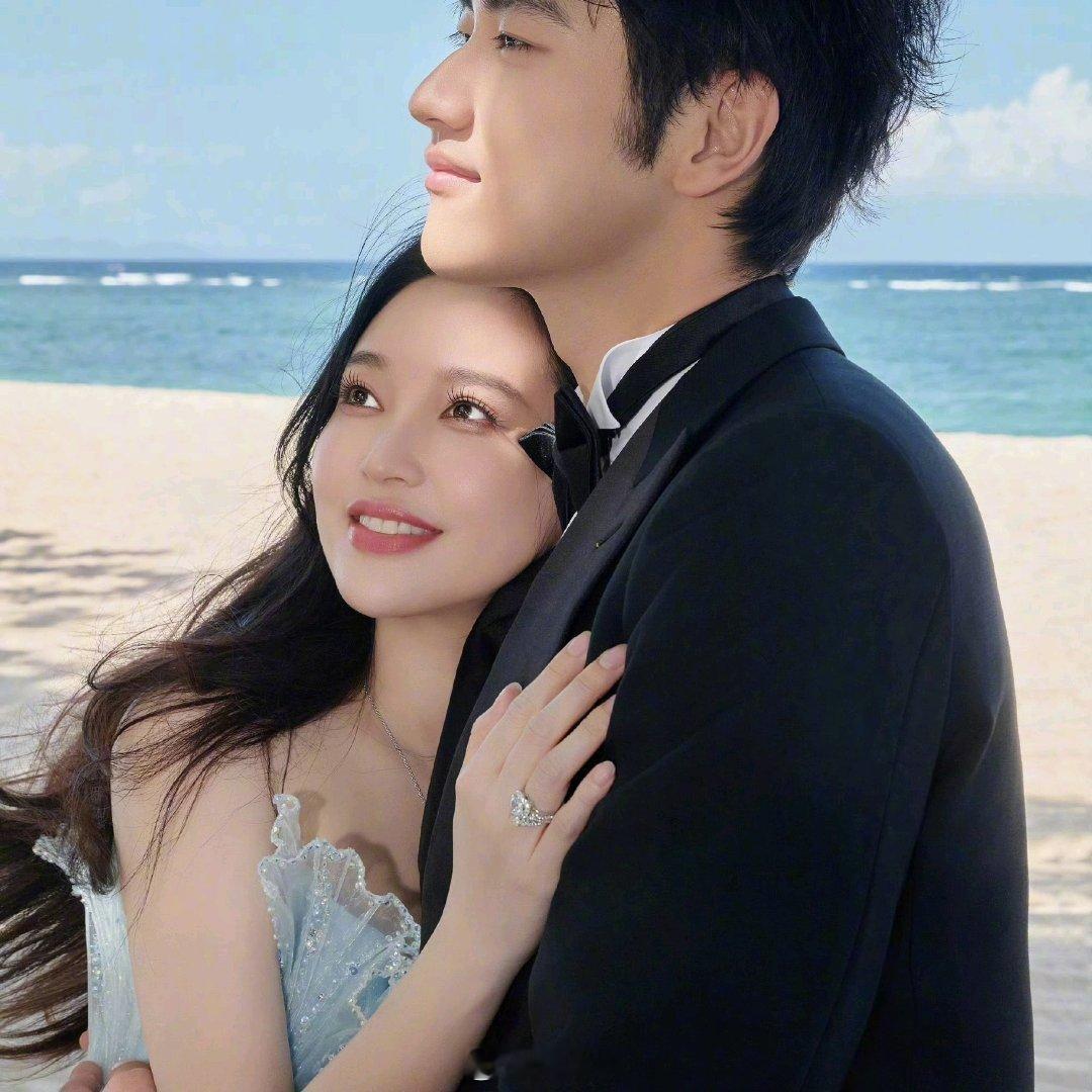#金莎疑似怀孕了#画面里金莎和孙丞潇低调遛狗的样子好温柔，宽松穿搭引来怀孕讨论。大家也记得她曾说过用