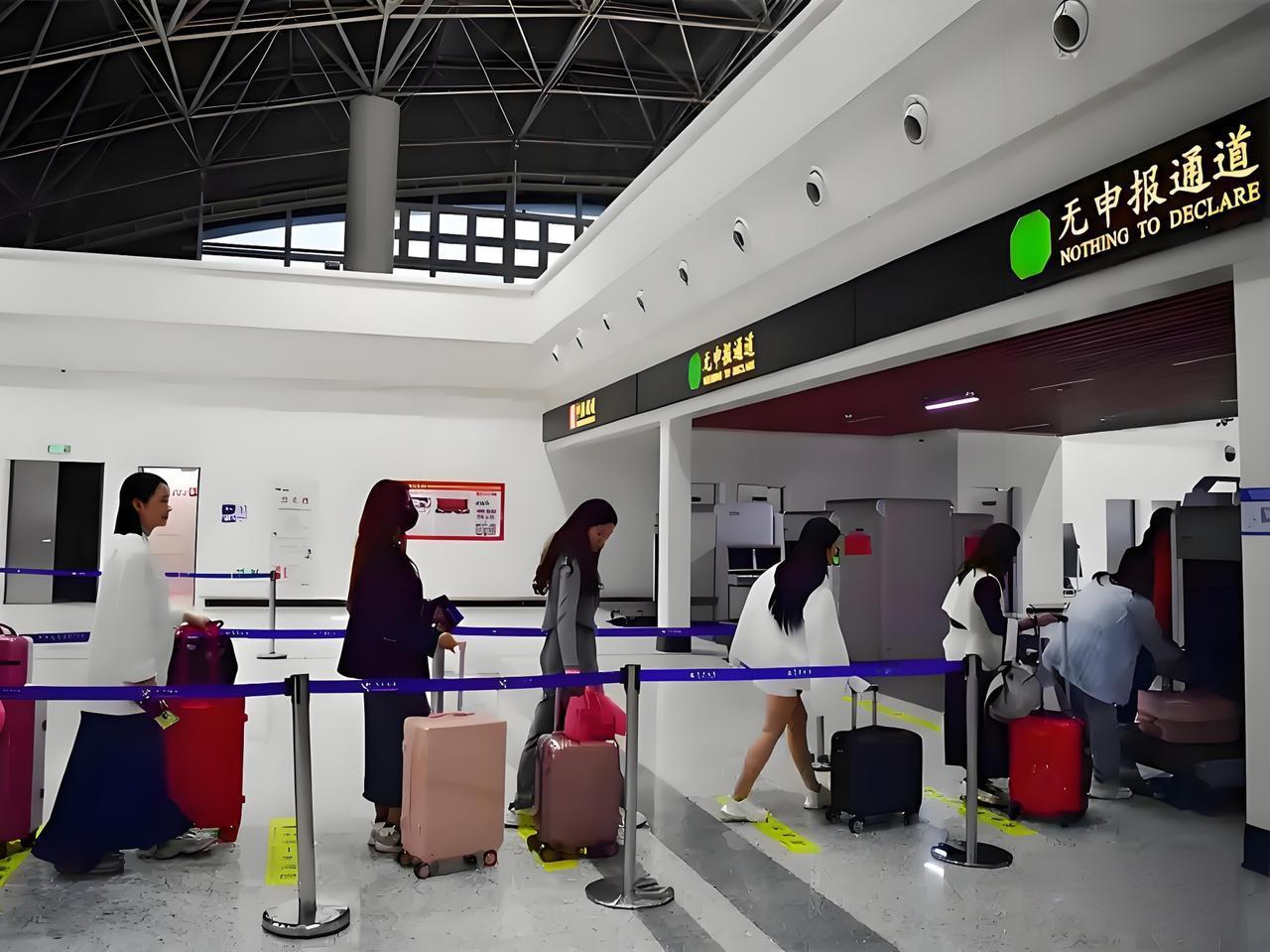 机场里有人让你帮忙带行李千万别答应！一女子遇到两次求帮忙带行李果断拒绝。