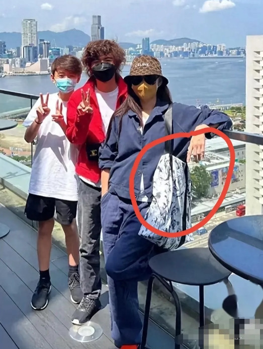 张柏芝的行为真的让人想哭实在不理解她这是何苦5.2号她被网友拍到竟然开着一