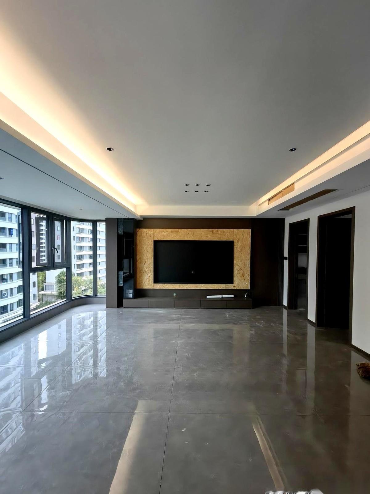 砸了。成都一套260万的房子，业主二话不说，把阳台那扇巨大的推拉门，直接给砸了