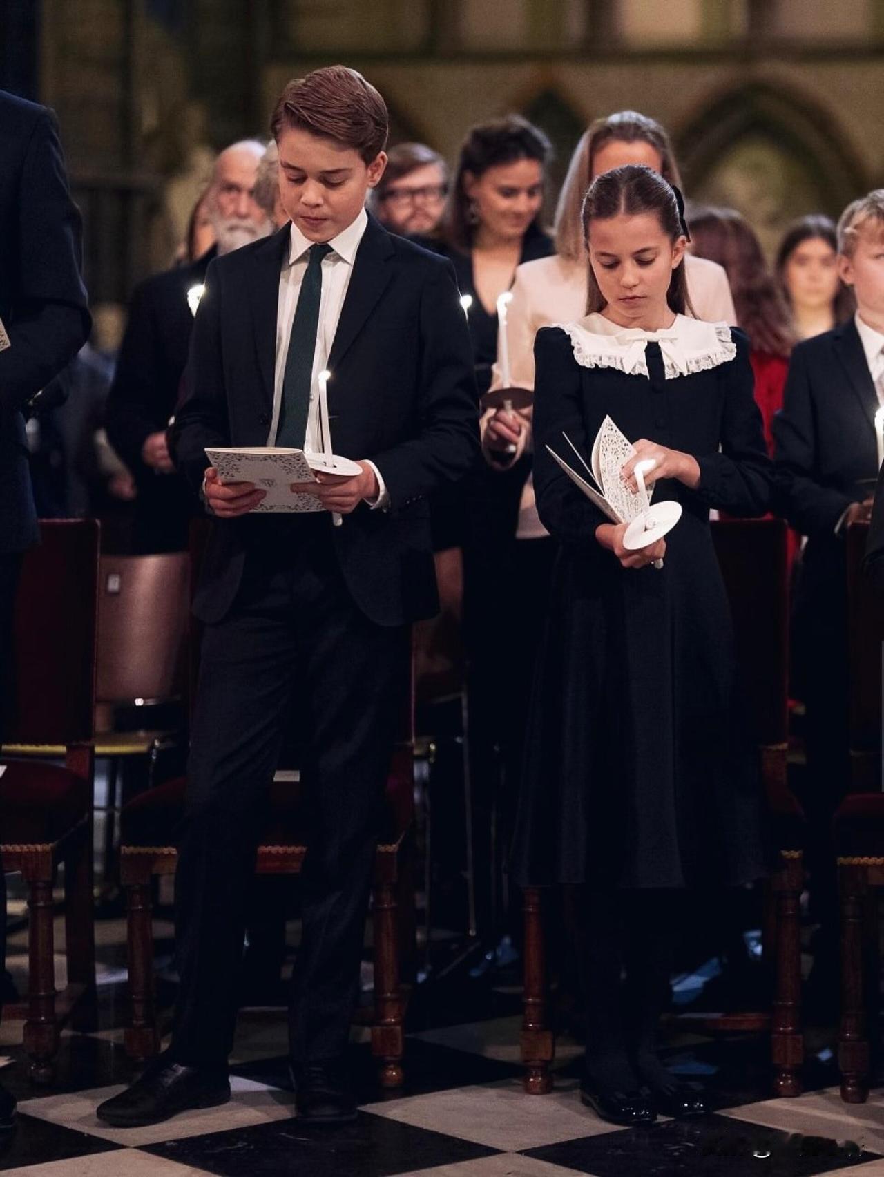 圣诞氛围感天花板！英王室这组礼拜照美到像电影🎄谁懂啊！威尔士亲王和凯特王