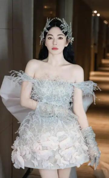 2010年，导演王全安没喊清场，当着全组三十多人的面，直接上手扯掉了张雨绮肚兜的