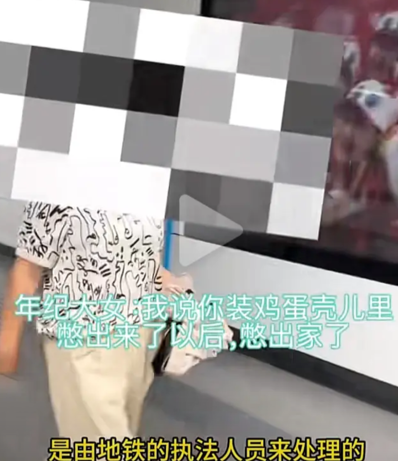 江西南昌，一女子在地铁站看见两个男子在抽烟，她二话不说，就上前劝阻，称不喜欢抽二