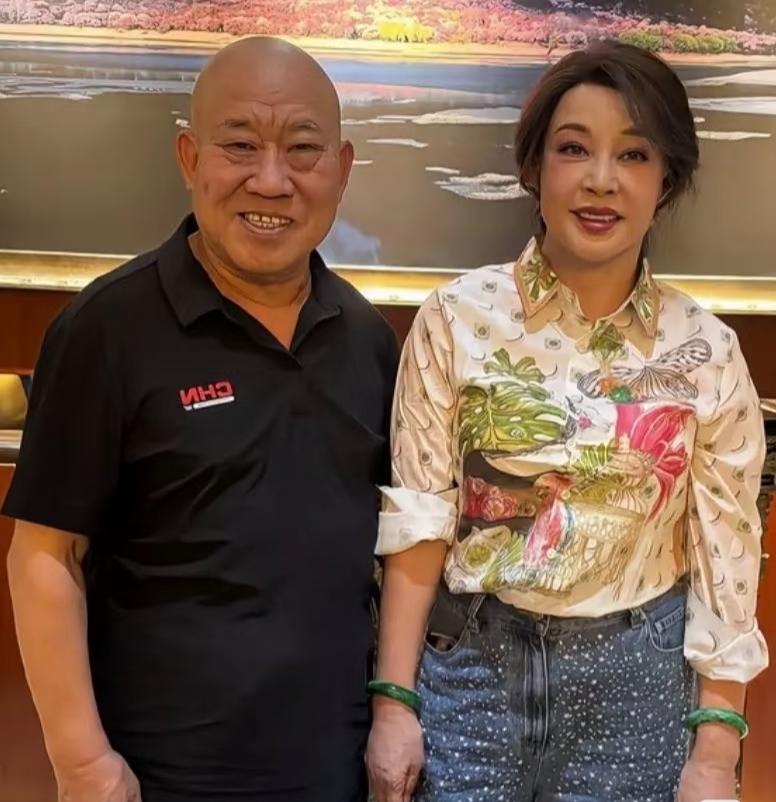 裤子都穿歪了，刘晓庆与杜旭东同框，两人一站谁怕谁？两人站一起还挺搭档的，这个