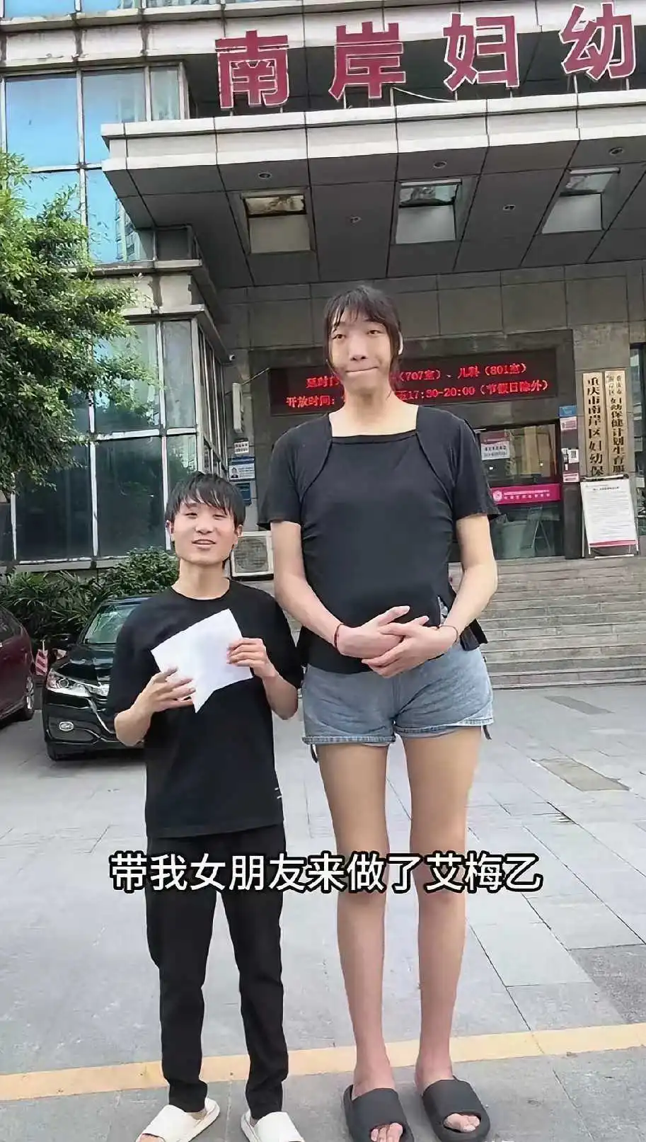 不怪小伙子一脸幸福，换谁谁不是？