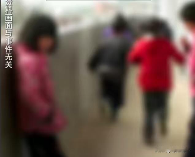 海南，两个小朋友说，老师碰到他们私密的地方了，还因此打电话报了警，回头一查询发现