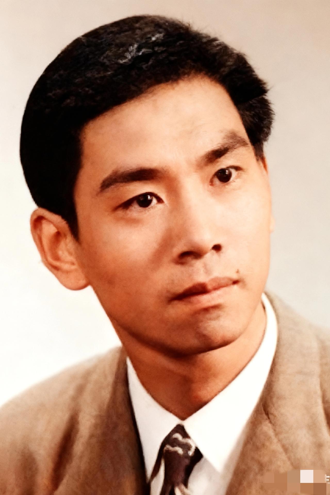 1946年，吴石将军的大儿子吴美成，一张罕见的留影，照片中的他五官端正，气宇不凡