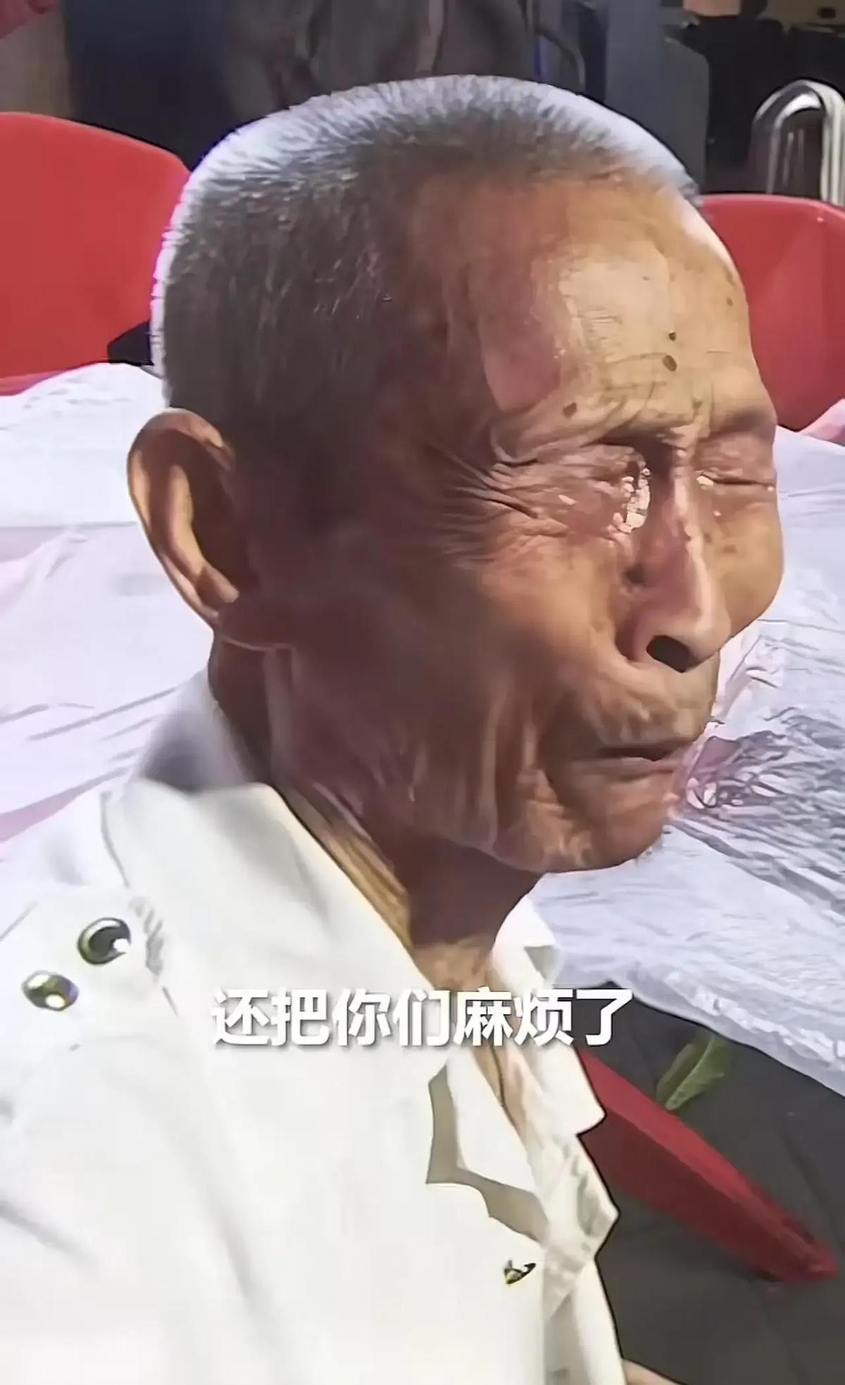 “火到人民日报了”！近日，湖北宜昌，95岁抗美援朝老兵凌晨迷路找不到家，好心女子