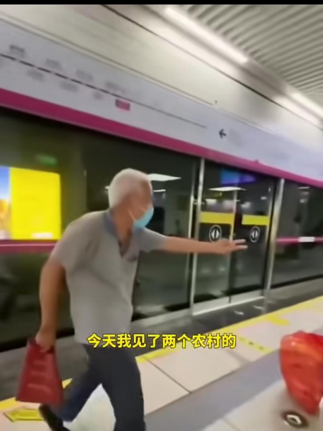 食禄者不与下民争利！今天，一位头发花白的大爷，铿锵有力地斥责了另一位大爷，而他