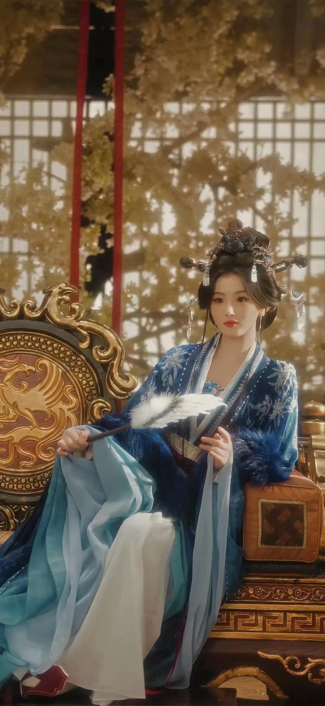 美女壁纸～孔雪儿，暖金柔光映红颜，墨发金钗衬娇颜。轻纱漫卷间眉眼含情，举手投足皆