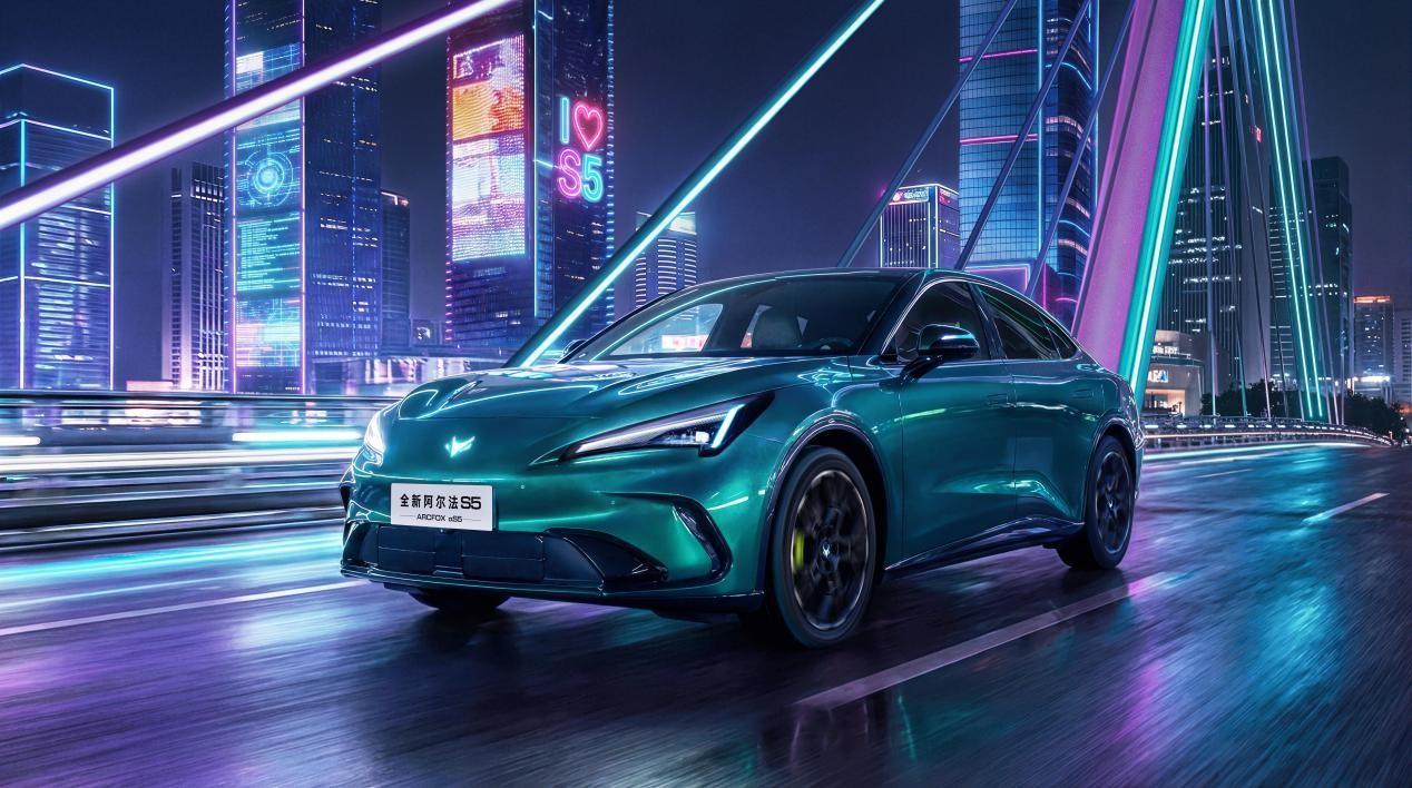 3月1日，新款极狐阿尔法S5开启预售，新车根据配置不同推出6款车型，预售价区间为