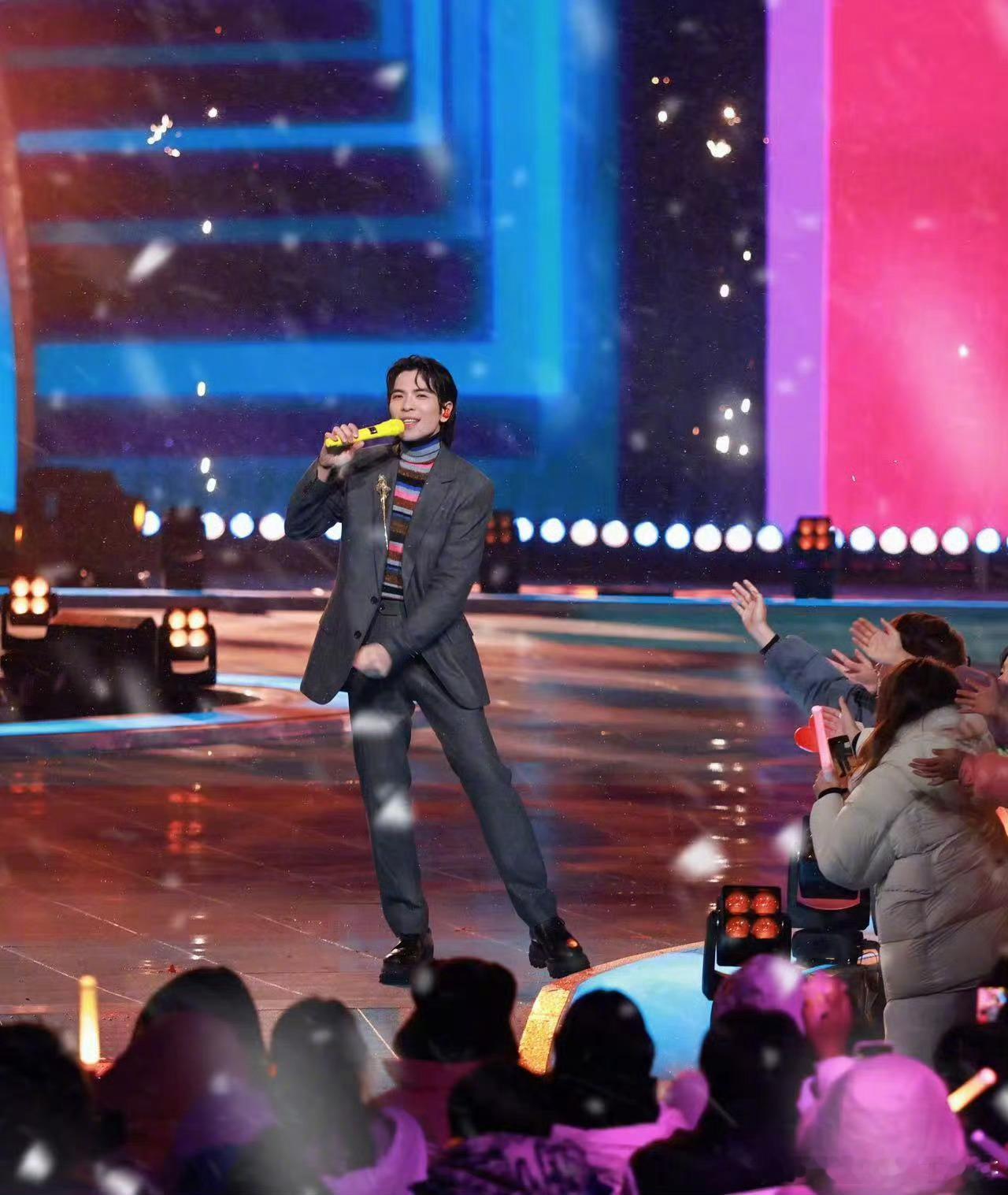 萧敬腾雨神人设屹立不倒“雨神”果然名不虚传！萧敬腾刚到吕梁，晴空秒变雪花飘❄️