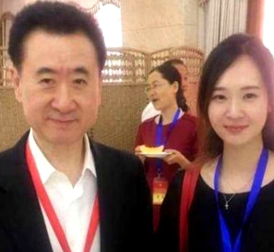 有一次，王健林带年薪300万的美女秘书去参加饭局，中途叫她去买水，她却一直没回来