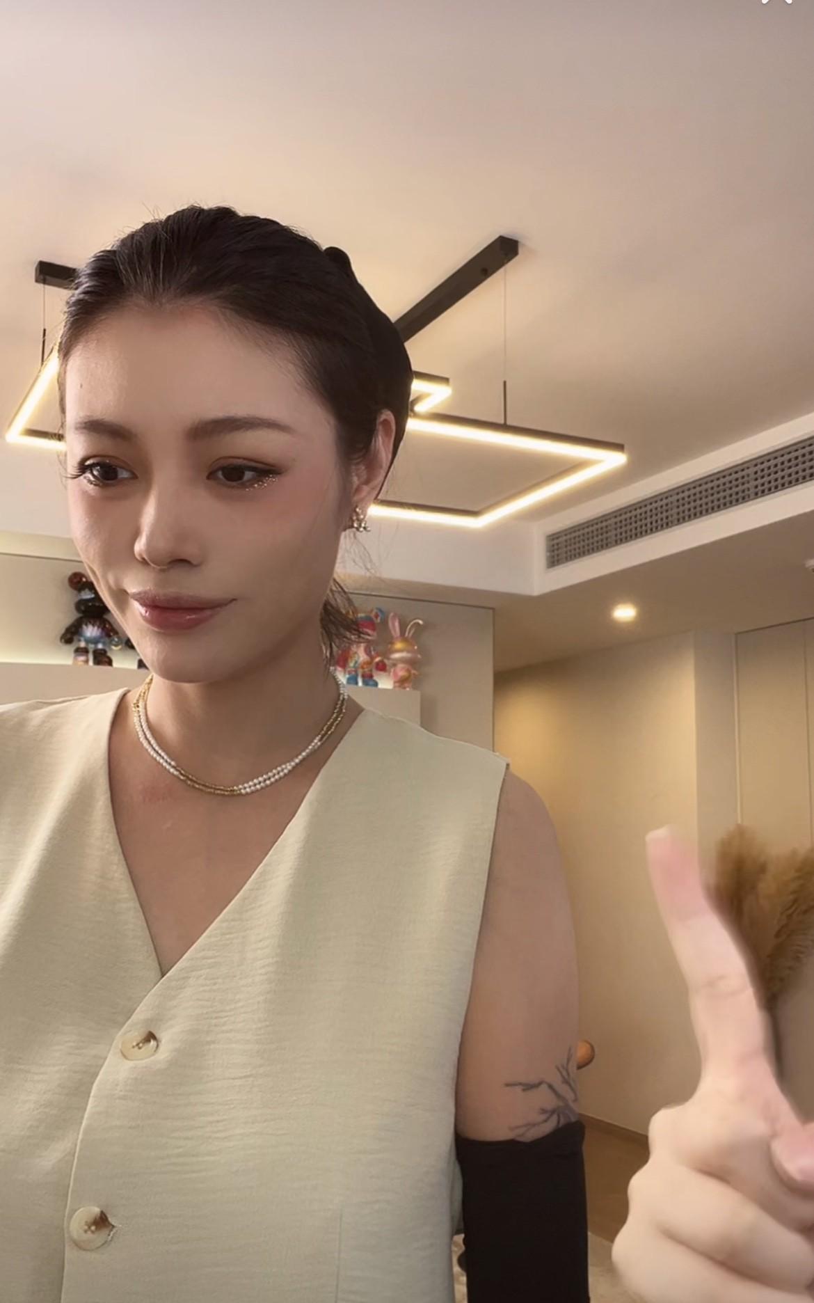 7月30日，葛荟婕出现在直播间，葛荟婕不愧为模特身材，衣服穿着很有型，同时跟她一