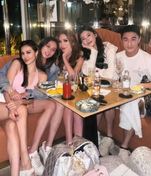 嫁给爱情的奚梦瑶真的很幸福，每次何猷君都带着她出席任何场合，给她偏爱。谁羡慕了。