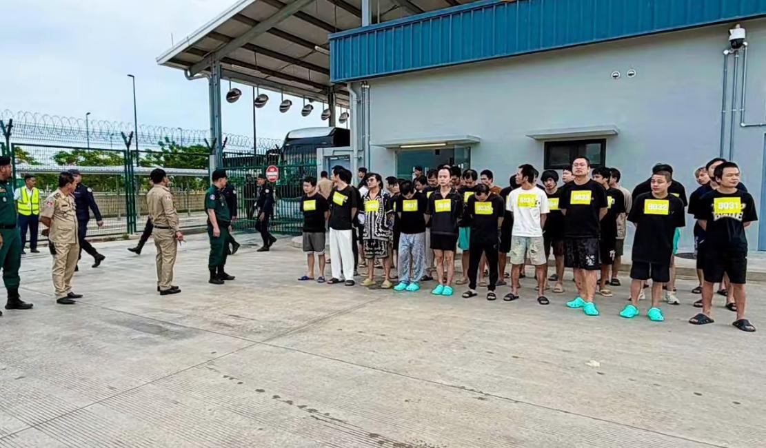121名中国籍电诈分子被柬埔寨遣返回国，这些人回来将面临法律的严惩，这121